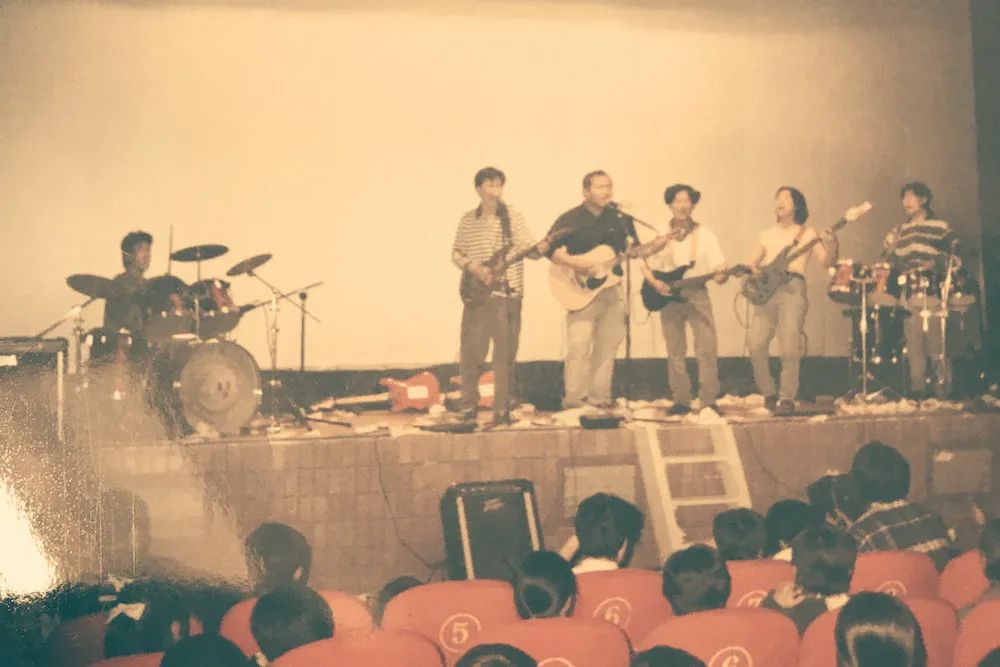 土摇的天花板与最后的乌托邦：吴宁越的布衣岁月 | 正午