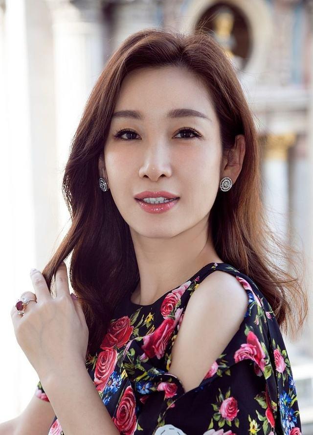 秦海璐日常穿搭时髦洋气 网友们爱追她哪些作品可评论关注转发分享