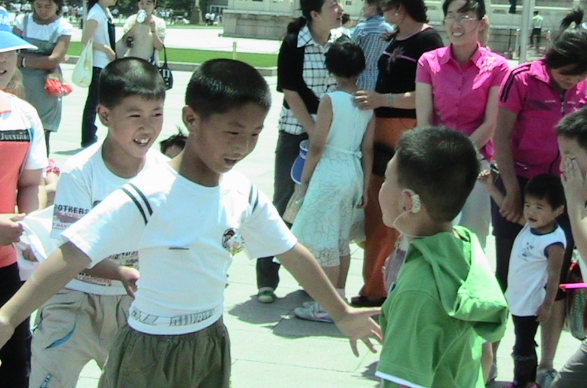 孩子在学校被欺负该“打回去”吗？父亲高情商反击，引家长称赞