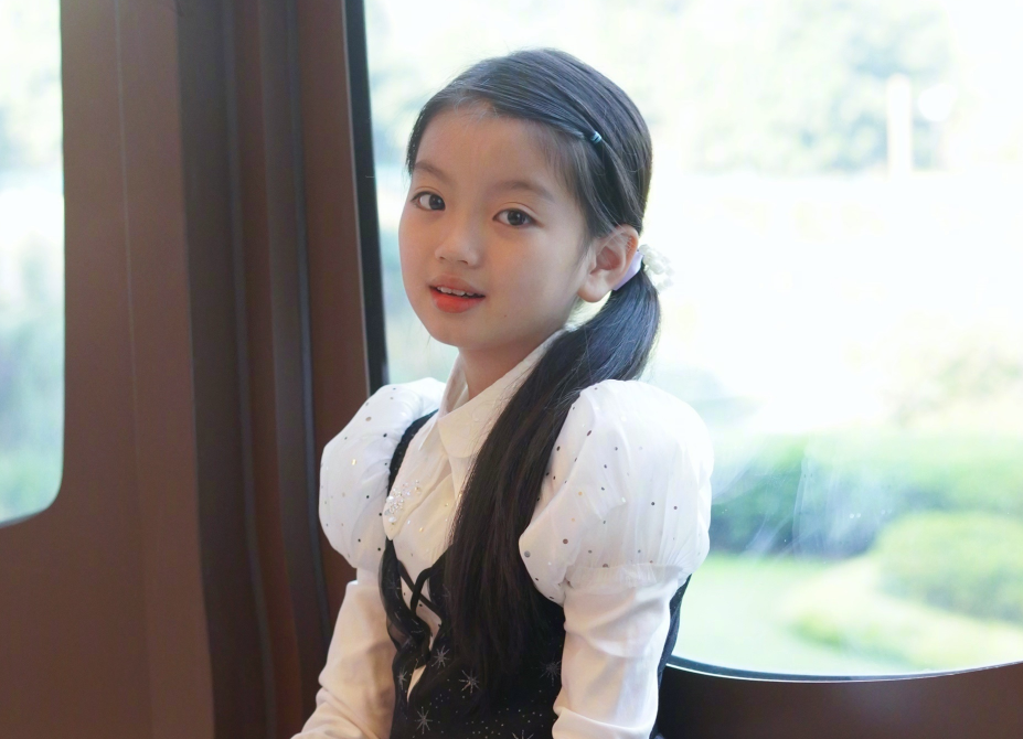 童星阿拉蕾长大了，8岁模样显成熟，颜值跟小时候有差距