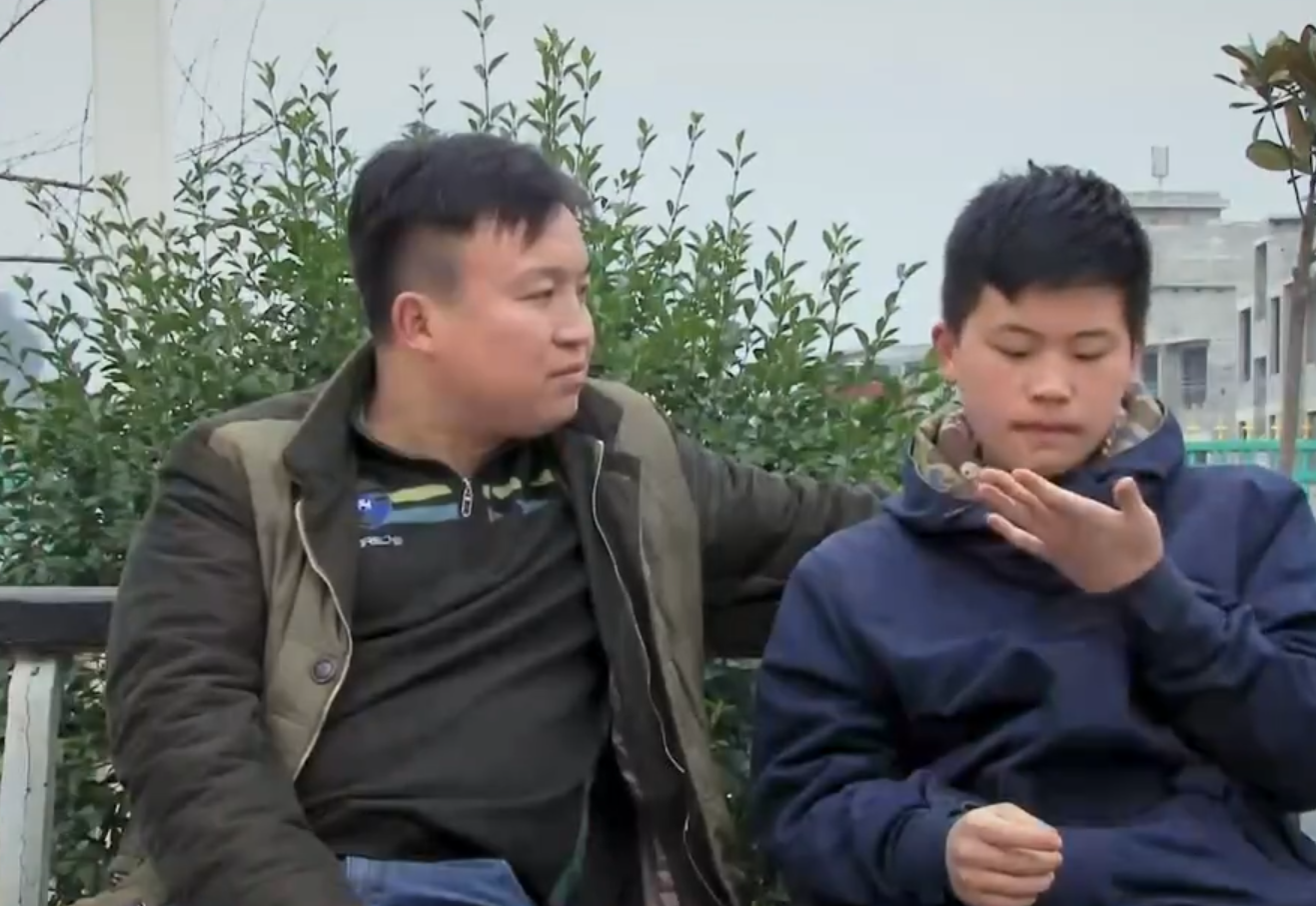 第二天,何俊鹏去村长家借雨鞋.