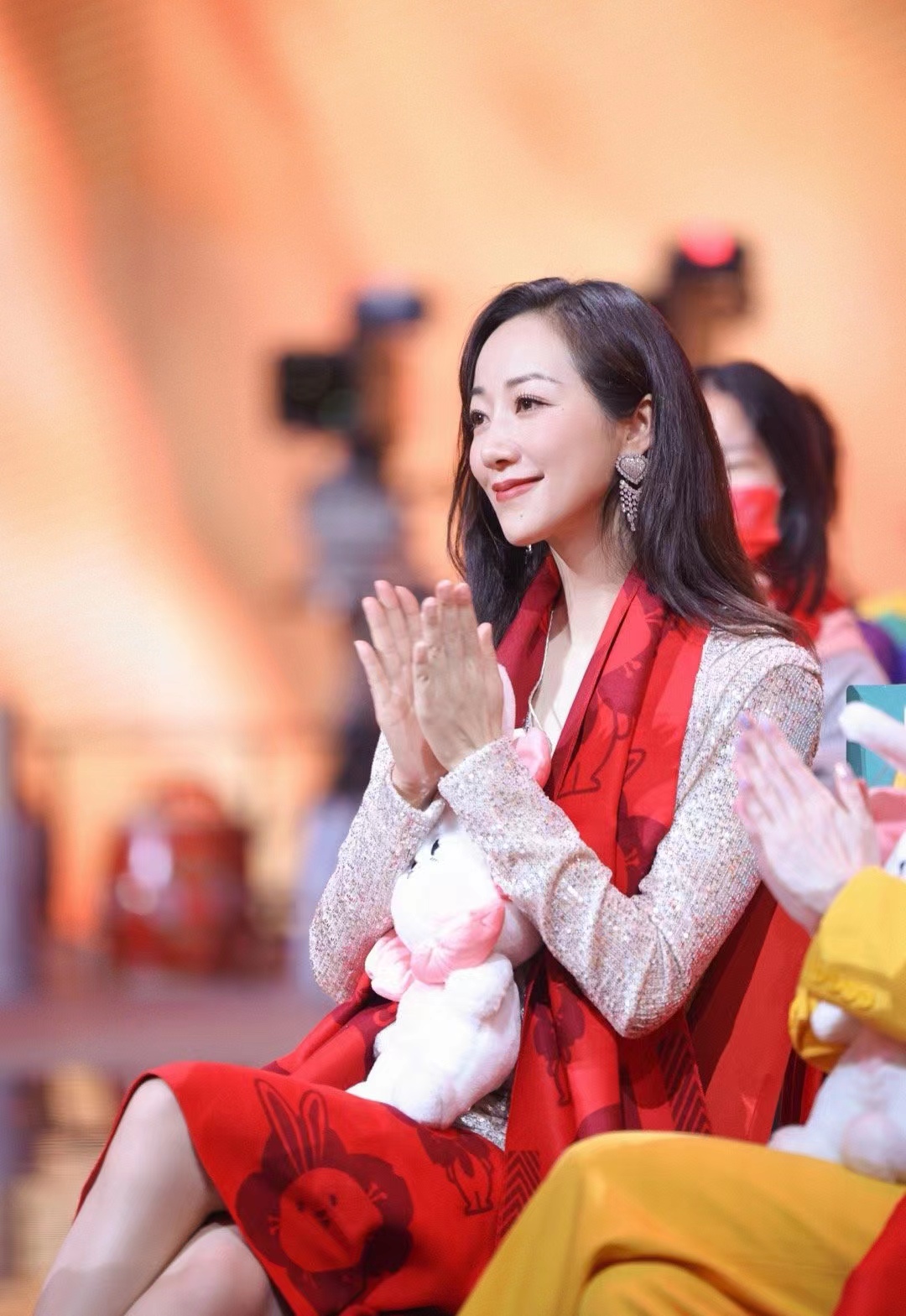 韩雪北京台春晚造型,亮片短裙配高跟短靴,时尚又显气质!