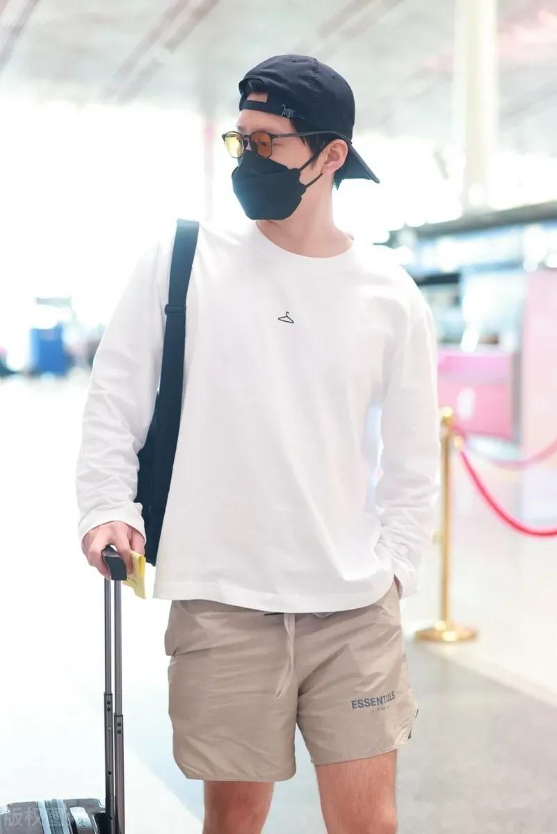 220707窦骁现身北京机场，简约休闲穿搭，低调出行