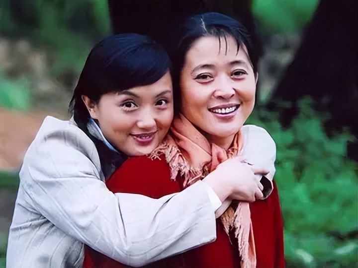 8位红极一时的央视主持人现状，61岁未婚，直播带货，身家过亿