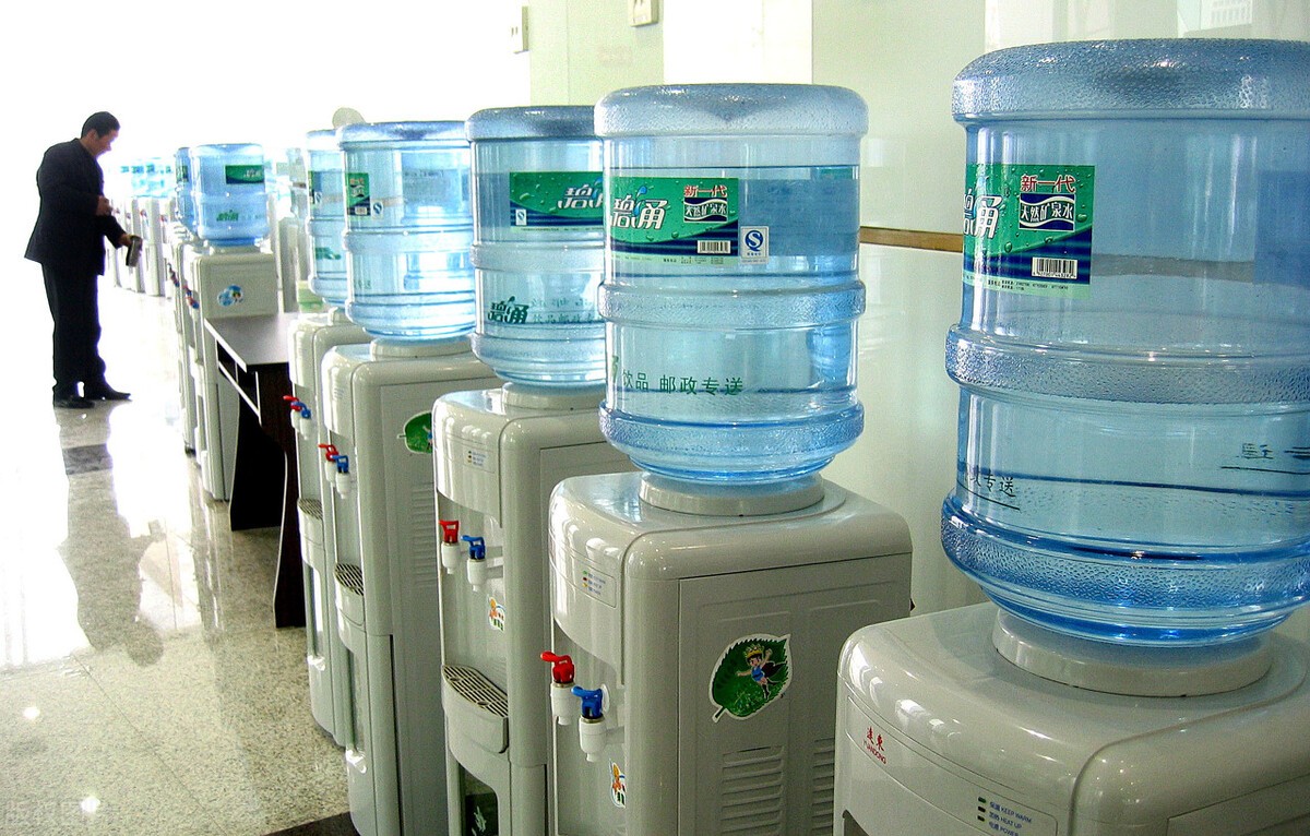 大桶水多少钱一桶(喝桶装水和买净水器) - 价格百科