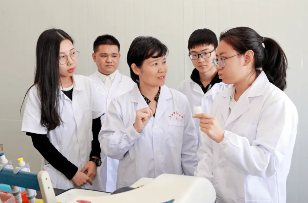 国内中医药大学排名出炉，广中医排名引争议，天中实至名归