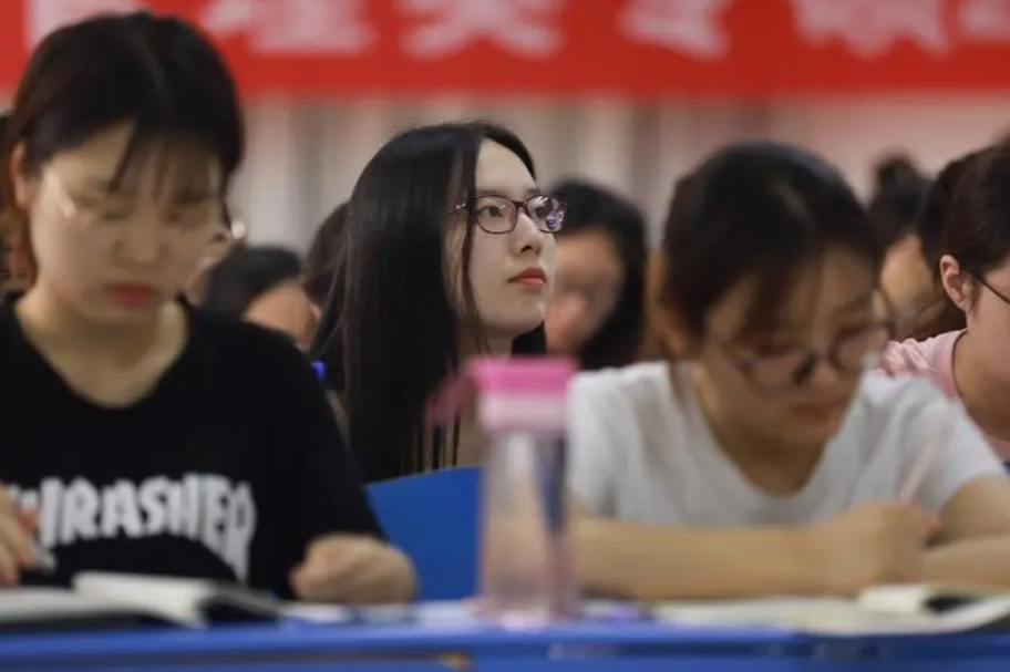 文科生求职不易，却被称为“考公能手”，特别是这4个专业更吃香