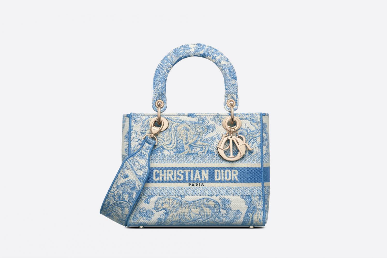 包款正面点缀上醒目的「christian dior」标志,配以淡金色金属「di