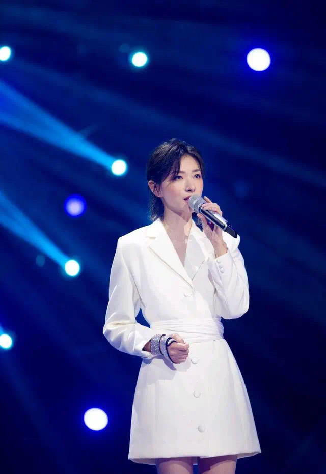 例如万茜的手滑点赞事件,真的将自己的路人缘彻底的崩坏掉了.