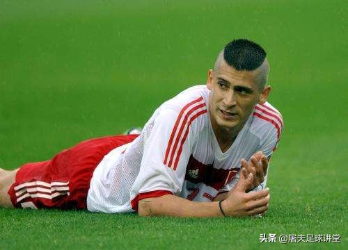 小辫子,让我想起了《武状元苏乞儿》周星驰扮演的苏察哈尔灿的小辫子!