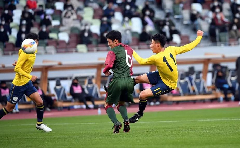 第100届日本高中足球锦标赛揭幕，首战比分令人诧异，1人参与4球