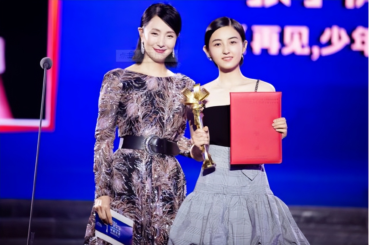 神秘的群演、张子枫的演技、冯导的卑微，成就了这部电影