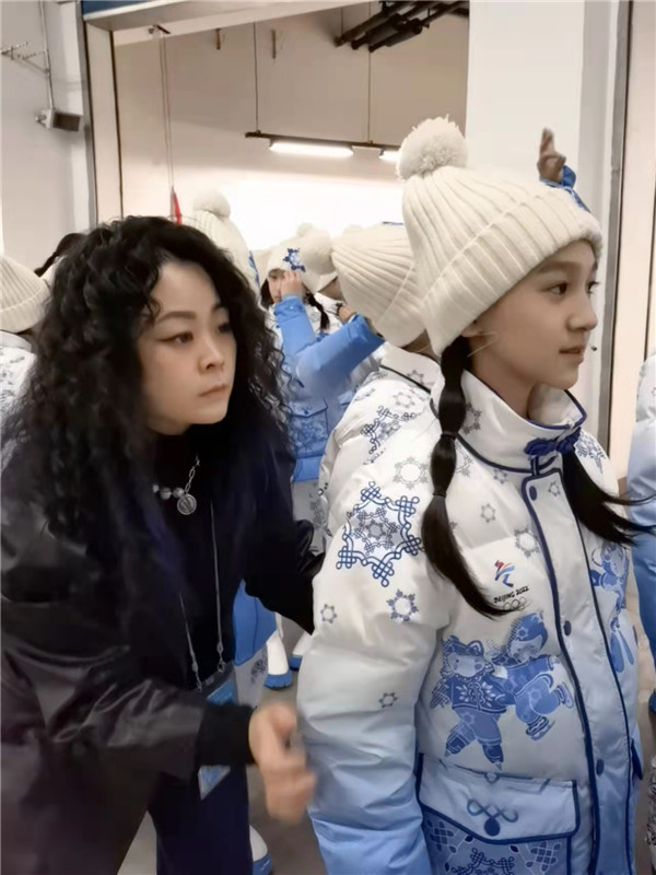 一起向未来！十佳设计师丁洁在鸟巢与孩子们“虎头虎脑”迎冬奥