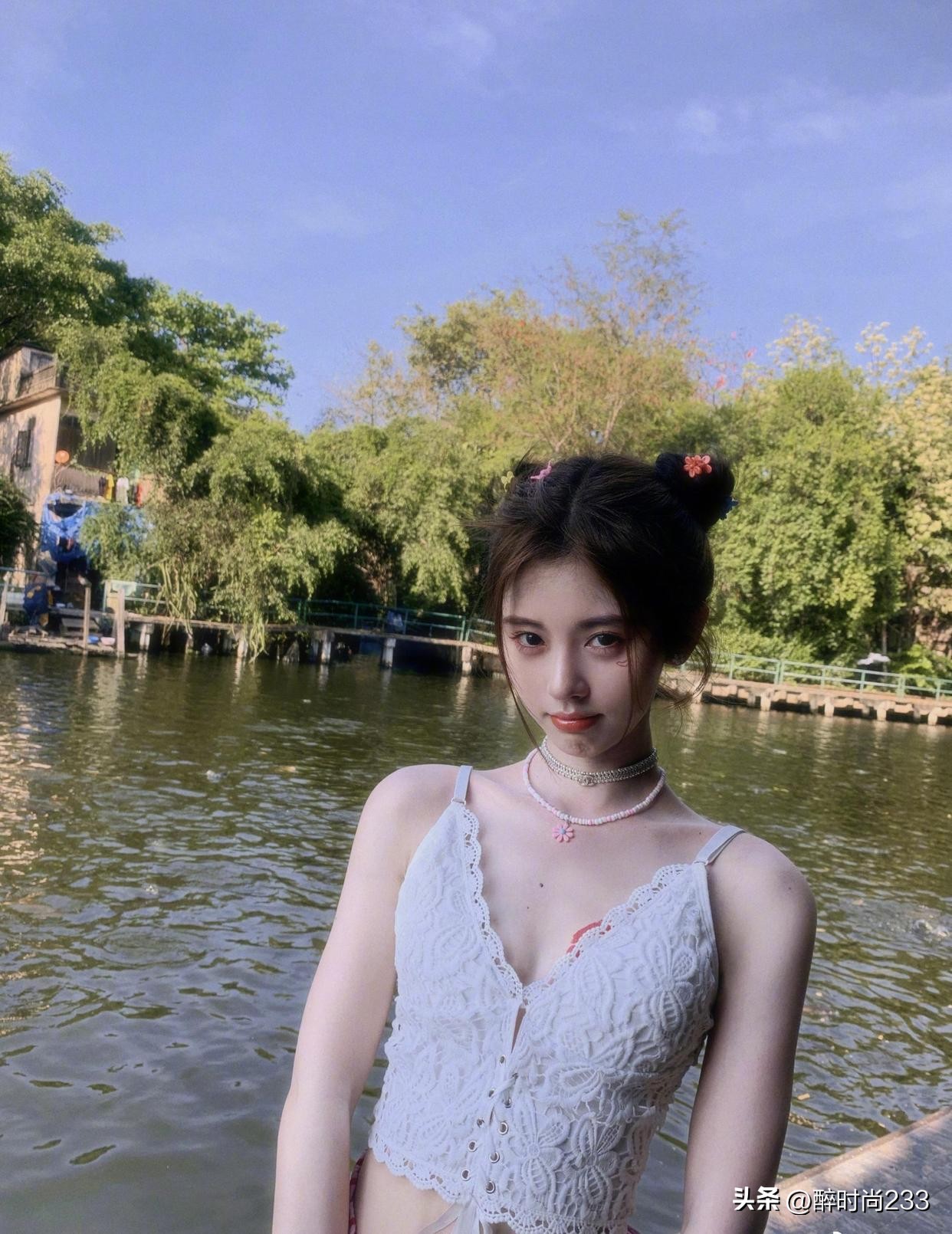 鞠婧祎晒私照，夏日清凉吊带穿搭可爱娇俏，又美又撩！