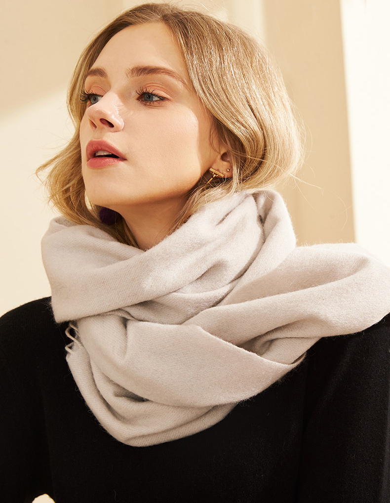 冬季穿衣搭配“围巾”更洋气，彰显时尚品味的同时，也更加保暖了