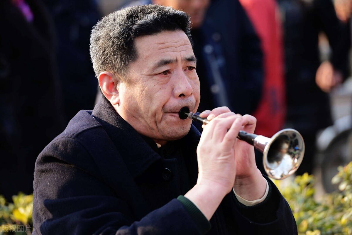 2. 农村丧事吹唢呐有其两面性