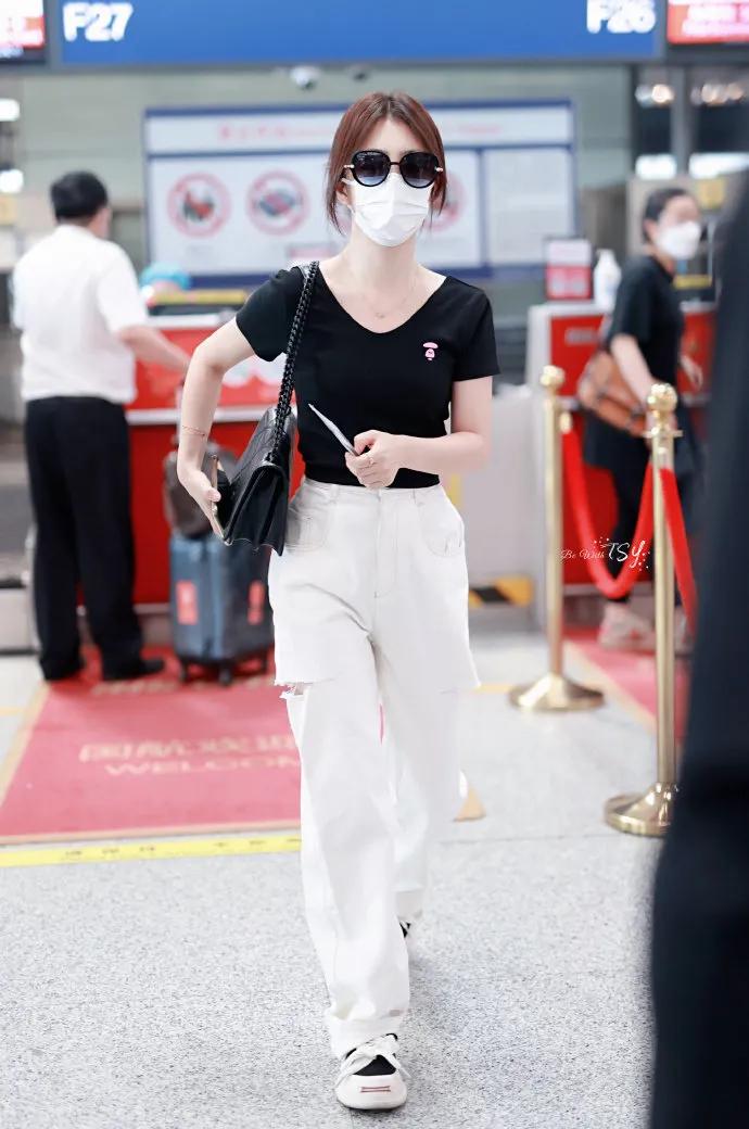 谭松韵昨日的机场私服解析，简约黑白配色，穿得轻松舒适！​​​