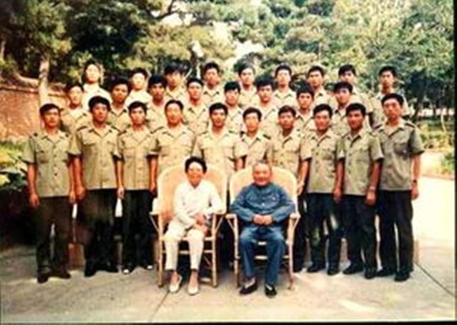 93年台湾姑娘拿着大陆男友和邓小平的合照，问：他是谁？是你爸吗