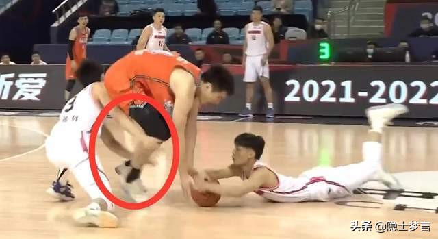 cba主队替补席在哪一边（CBA广东队替补席全线坍塌 场外主播现场打脸）