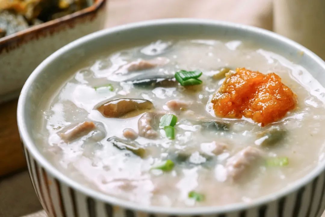 小米粥的做法-煮粥是(shi)冷水下锅还是热水下锅（小米粥开水下米还是冷水下米）