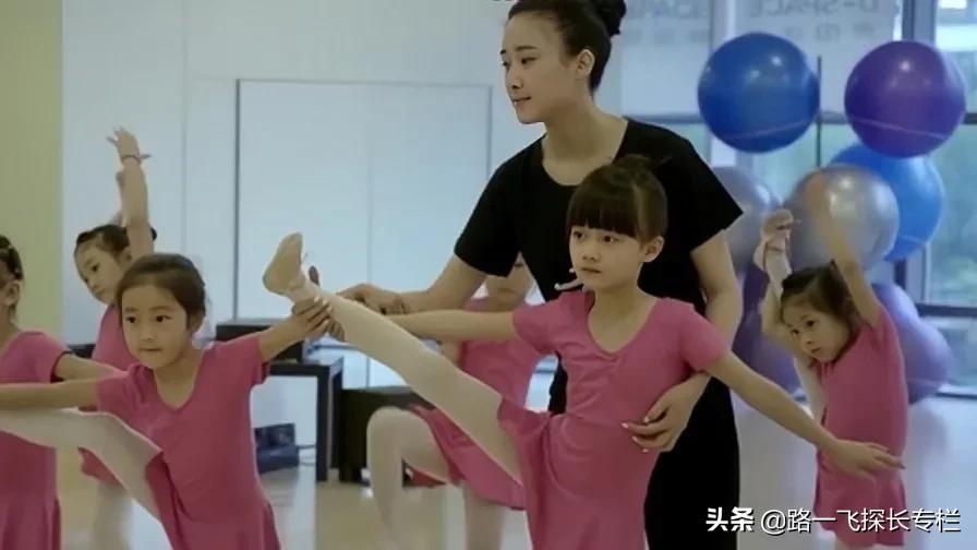 山东未婚女子瞒着母亲，借精生3混血儿，声称：当单亲妈也不结婚