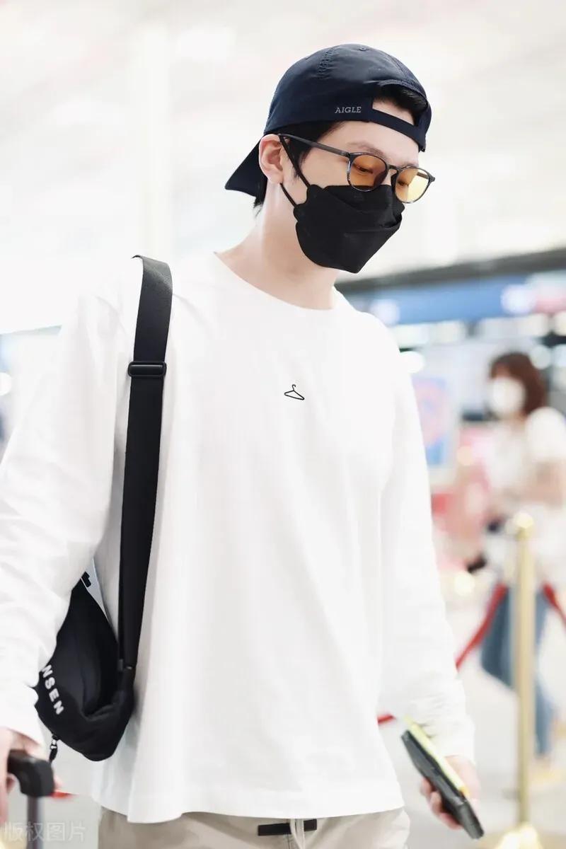220707窦骁现身北京机场，简约休闲穿搭，低调出行