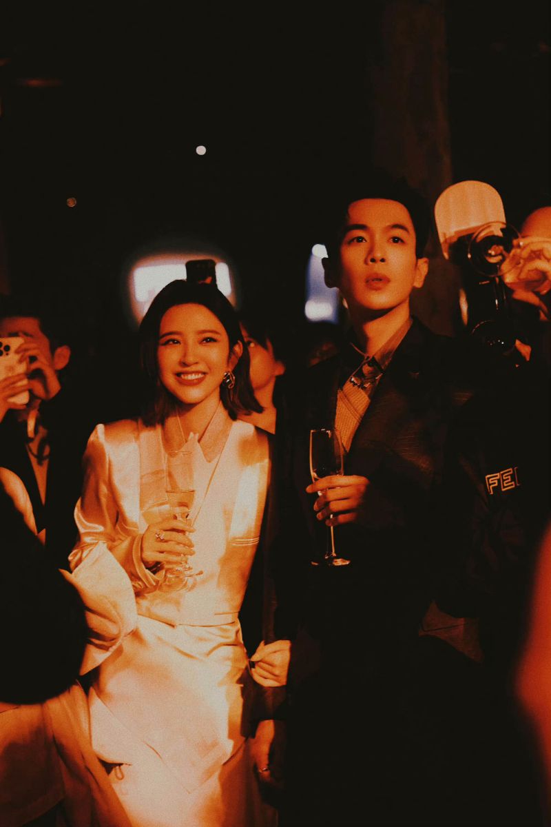 高甜!张若昀牵着唐艺昕下班超浪漫!情侣纹身曝光原地嗑出糖尿病