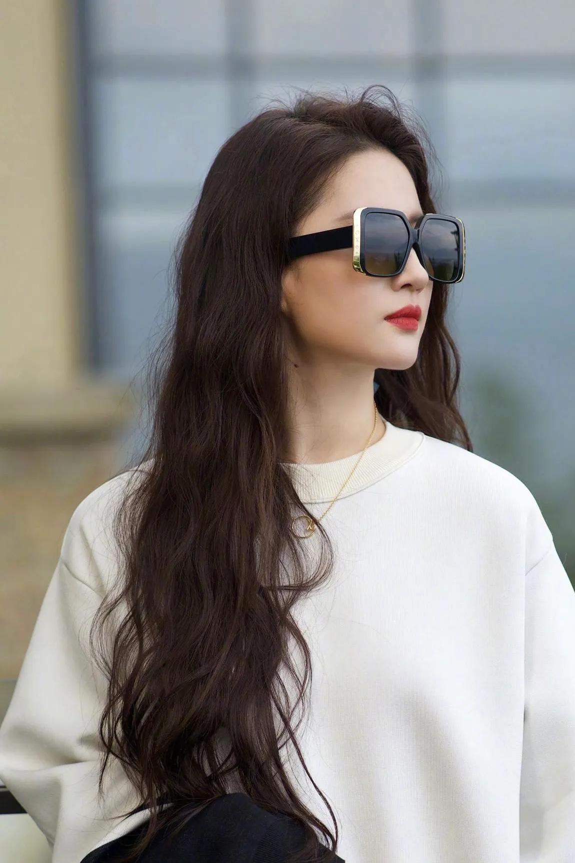 刘亦菲俏皮穿搭—别具一格，清雅脱俗，美到发光