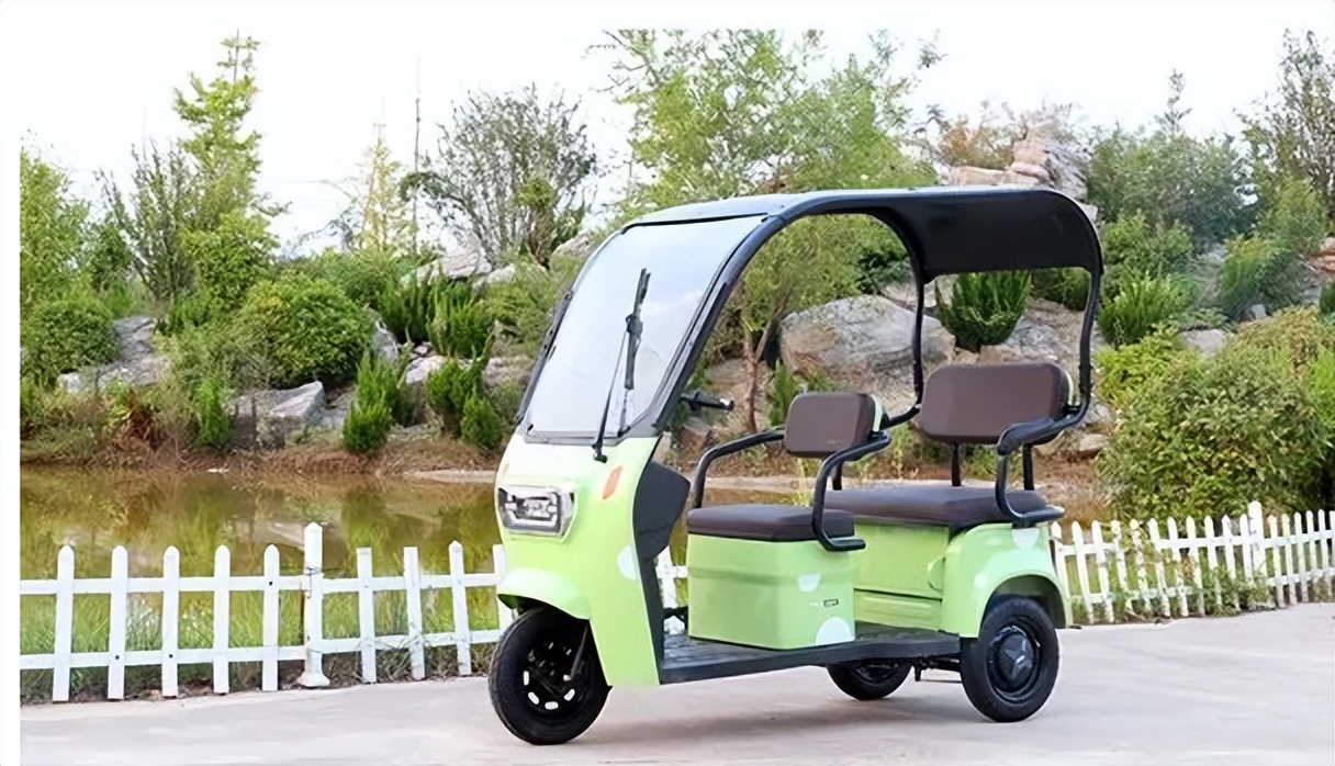 老年代步电动三轮车价格图片(2款带雨棚的电动三轮车) - 价格百科