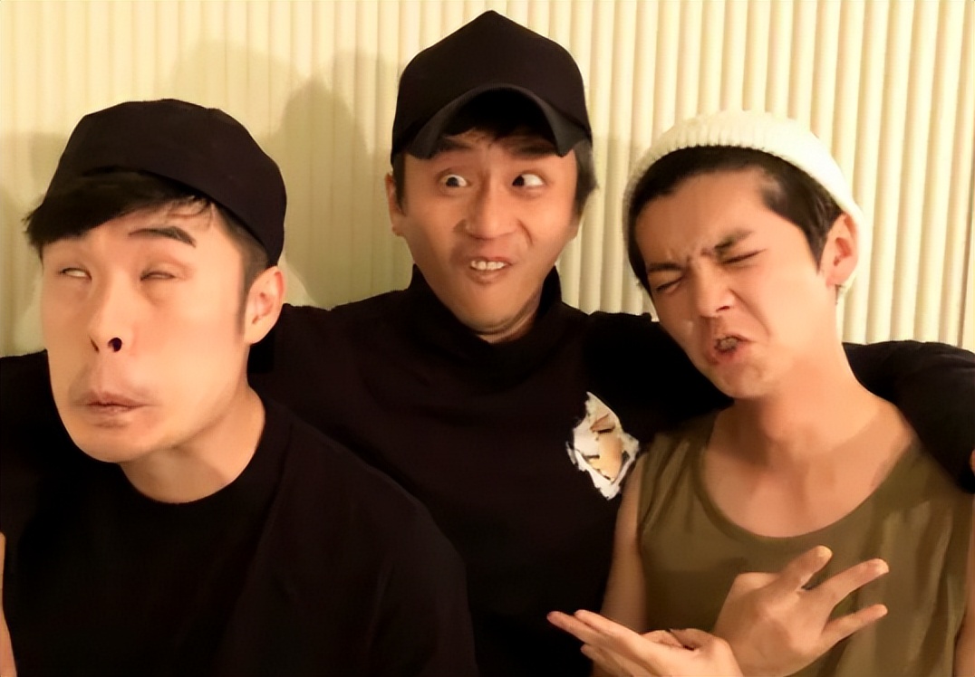 鹿晗邓超陈赫现身齐齐哈尔,不惧严寒在大街上录新节目,令人佩服