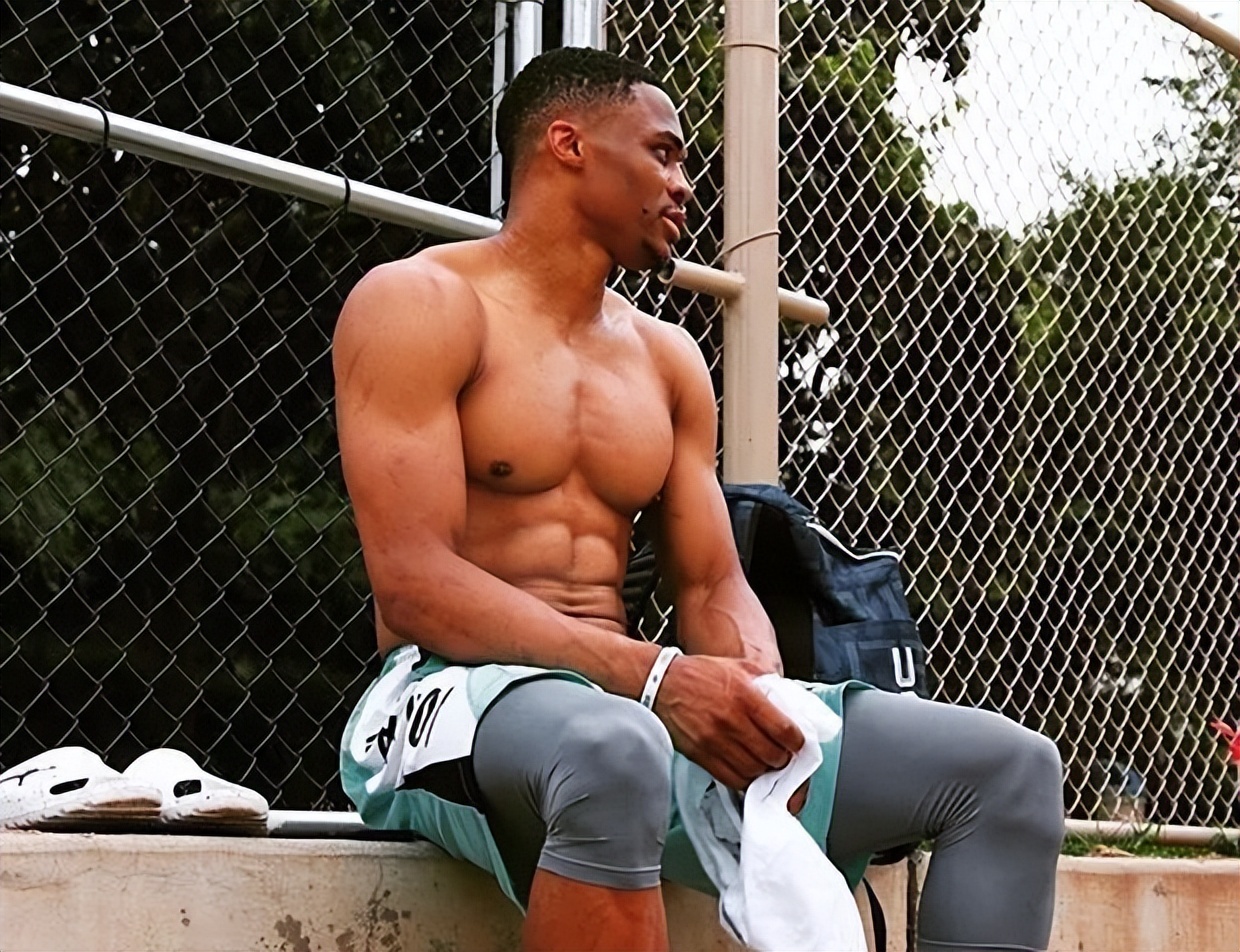 nba哪些球员胸肌最强（NBA现役控卫肌肉谁最夸张？西蒙斯似灭霸 威少胸肌如充气）