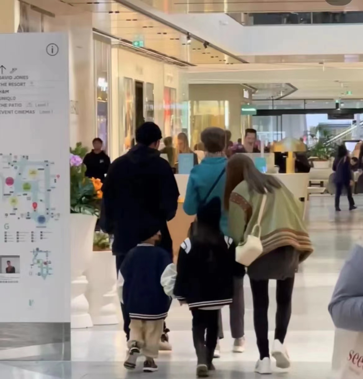 曝周杰伦助理强制检查路人手机，态度蛮横语气凶，无礼行为惹众怒