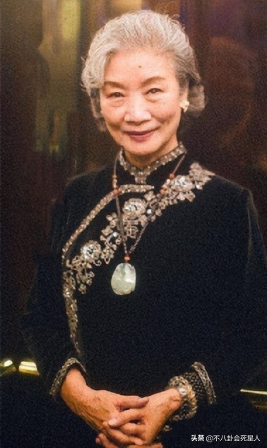 同是50+女星走红毯，内地女星和港台女星的造型，差距真是太远了