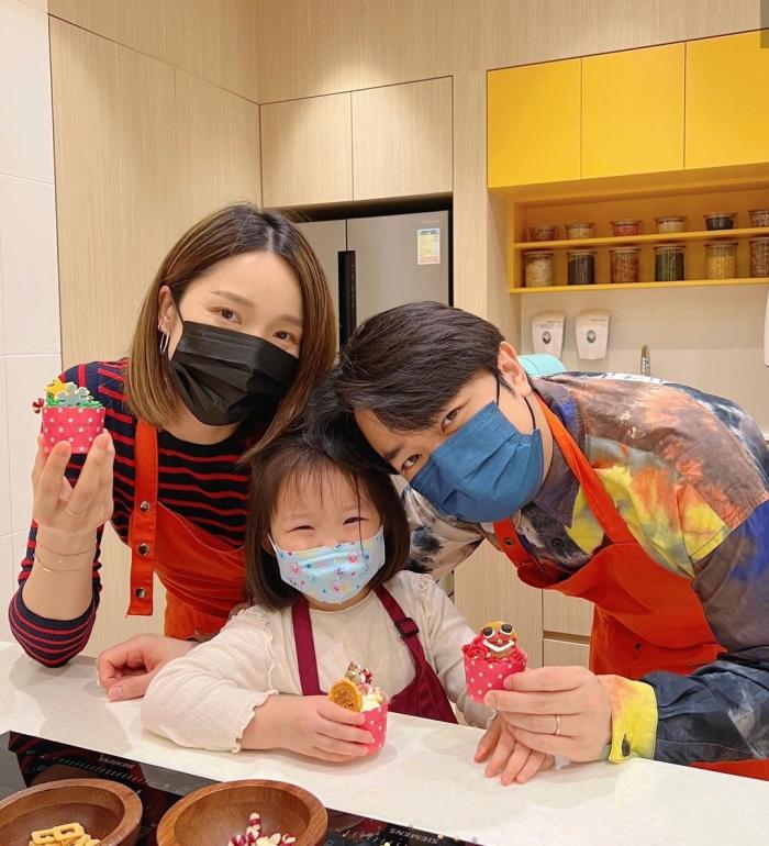 李亚男晒母女三人温馨同框，王祖蓝视角下神态温柔，二胎颜值飙升