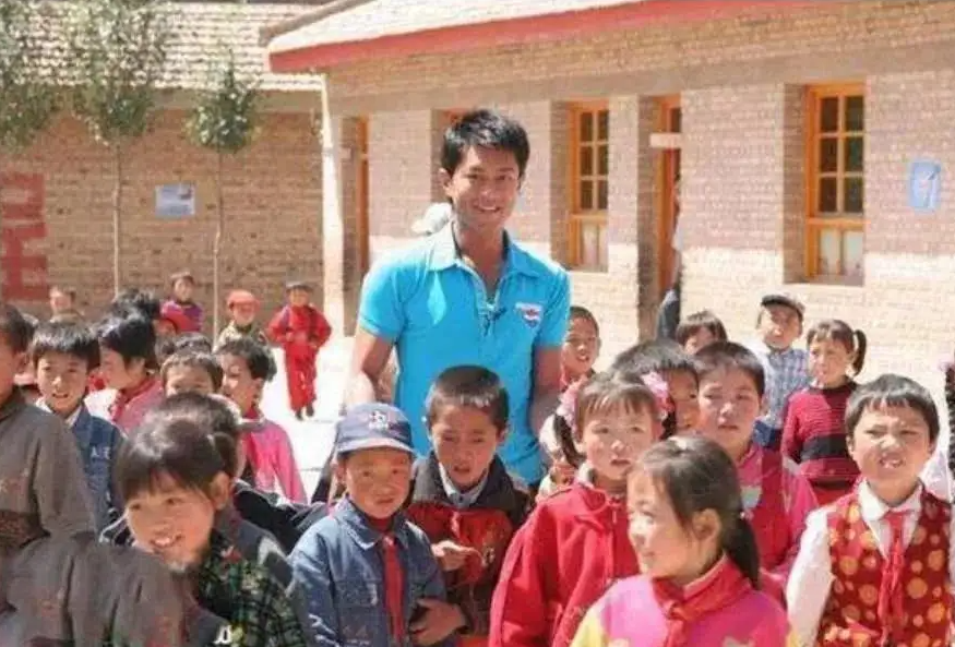 曾伟权一生未娶，59岁病逝无子女送终，生命最后与一只小狗相伴