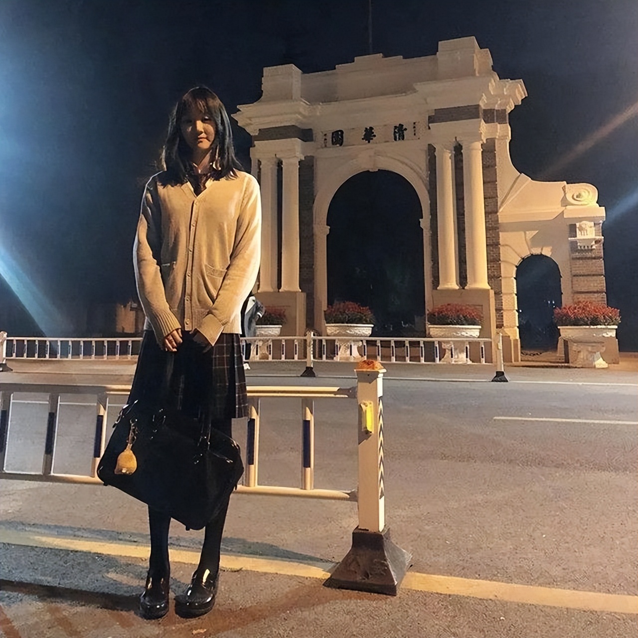 “我家祖辈都是清华的”，女学霸高调炫耀家世，却引来网友嫌弃