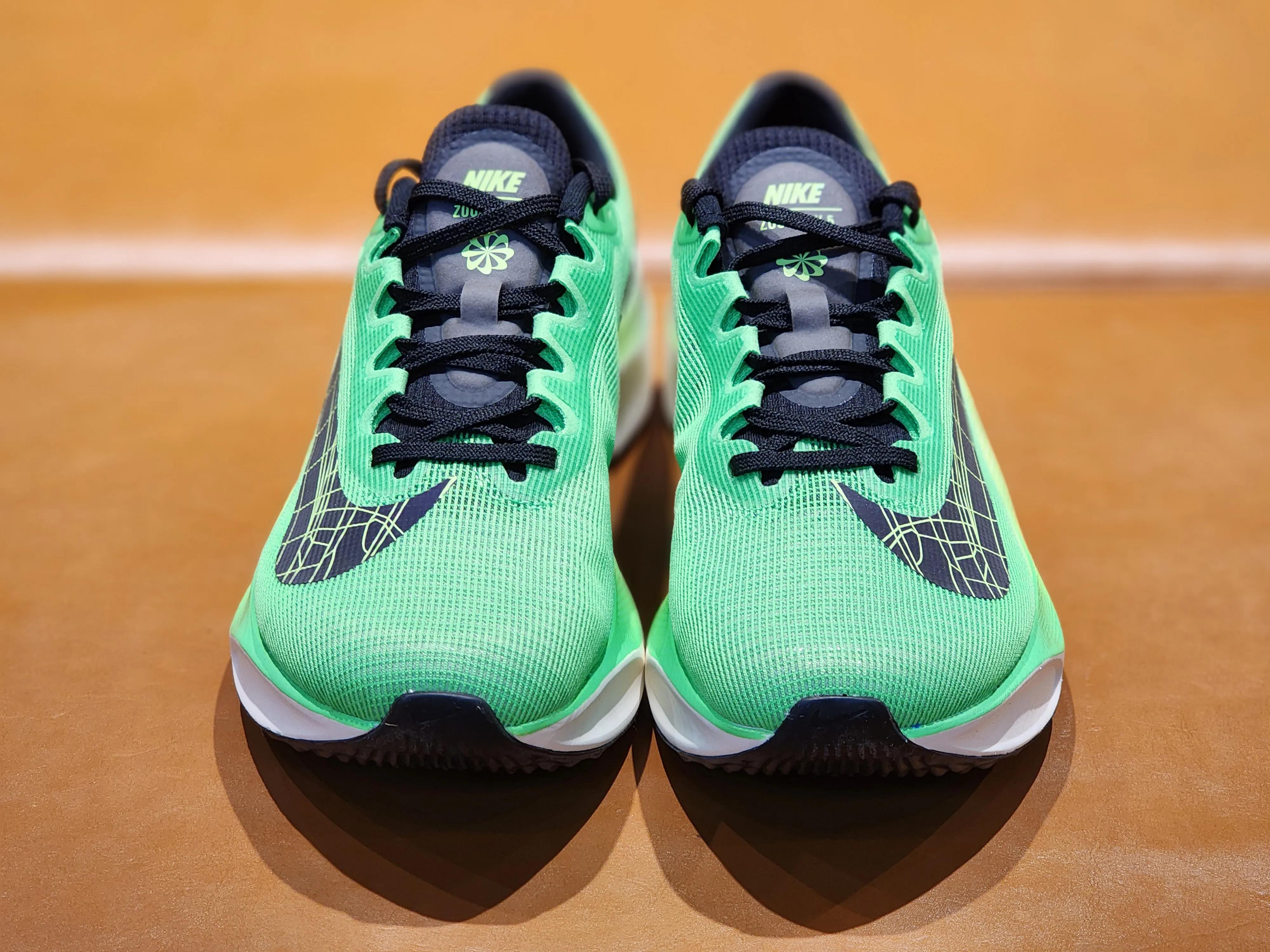 耐克2022世界杯新款球鞋（想要生活过得去，脚上必须来点绿－－Fly5和飞马39全新绿色来袭）