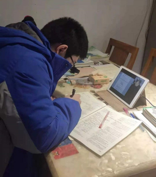 2000年一女工车库遇16岁孤儿，含泪将其收养，15年后被回报1530万