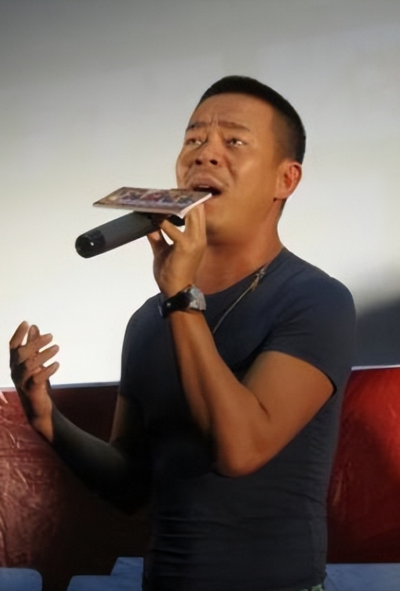 的孙浩出现在春节联欢晚会上,当晚,他以一首歌曲《中华民谣》彻底爆火