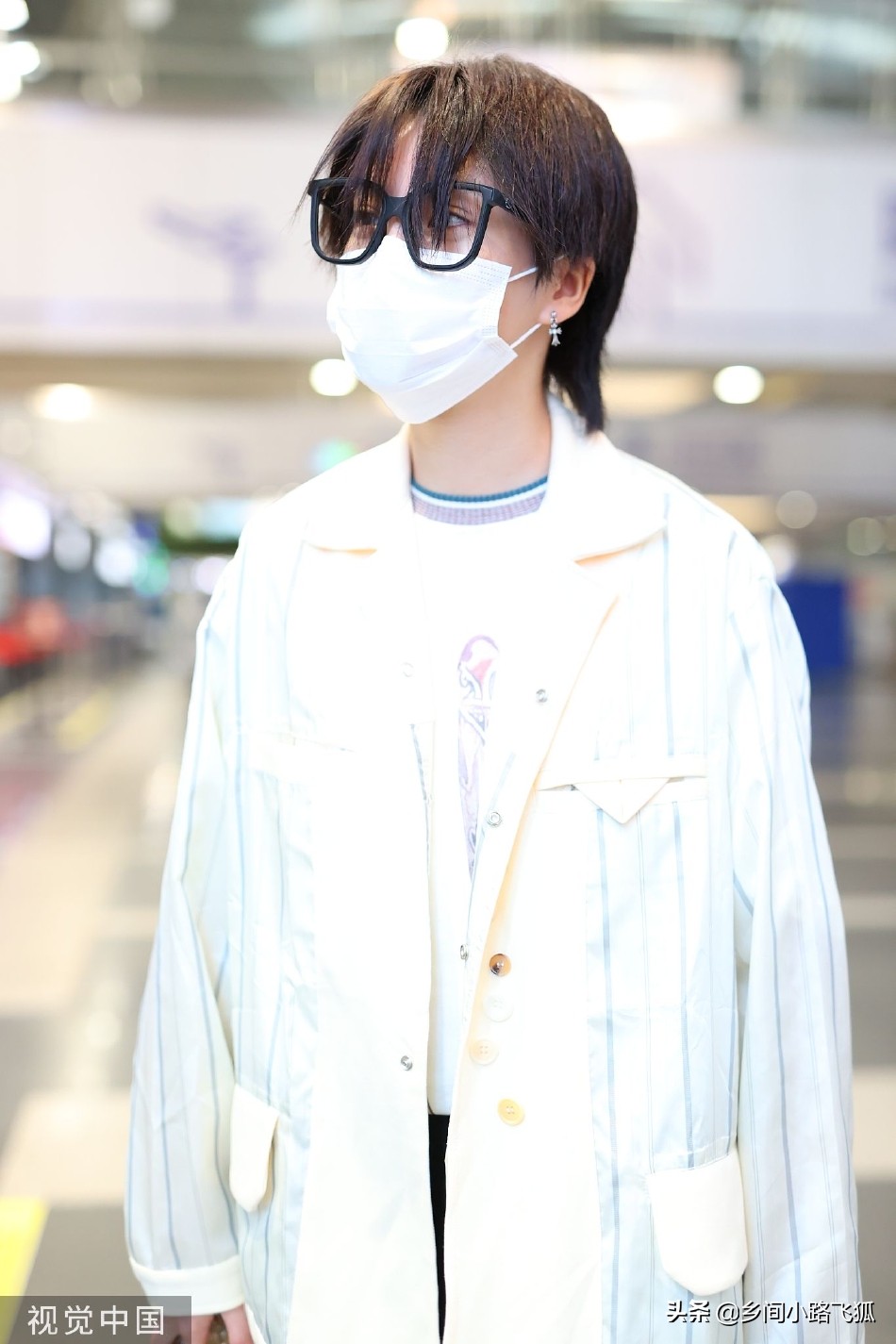 林凡刘海遮面现身机场 穿宽大外套戴框架眼镜显低调