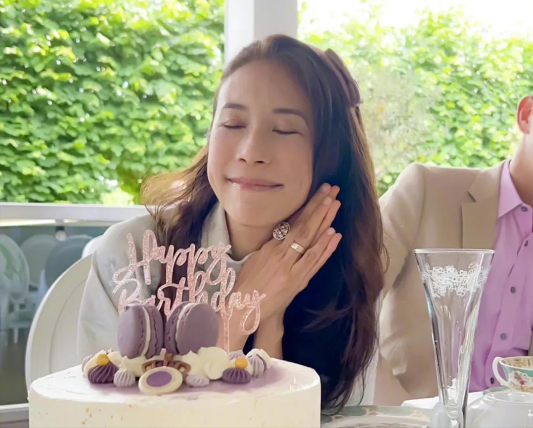 百位明星庆祝香港回归25周年，王祖蓝晒对比照，陈伟霆推新歌欢庆