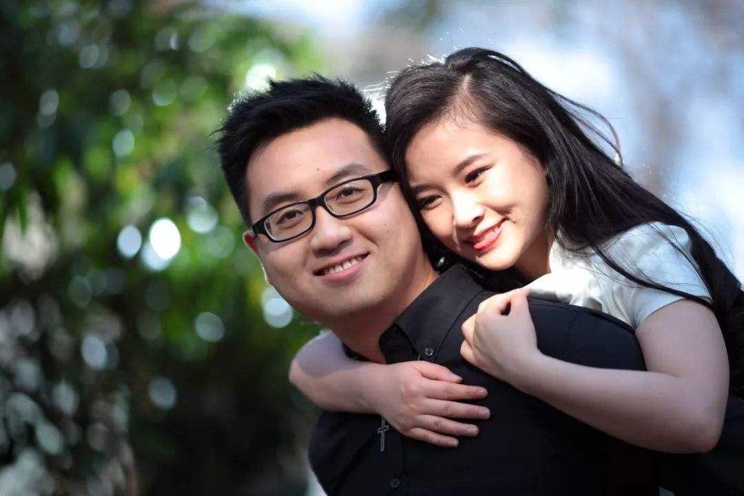 她在地震中失去双腿，6年后嫁华裔高学历老公，儿女双全成功逆袭