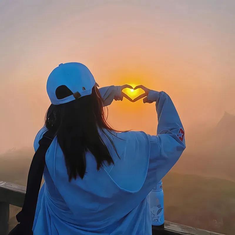 夕阳下比心,爱你爱地更深一个人望窗外,不是想你,那还能是什么独自喝