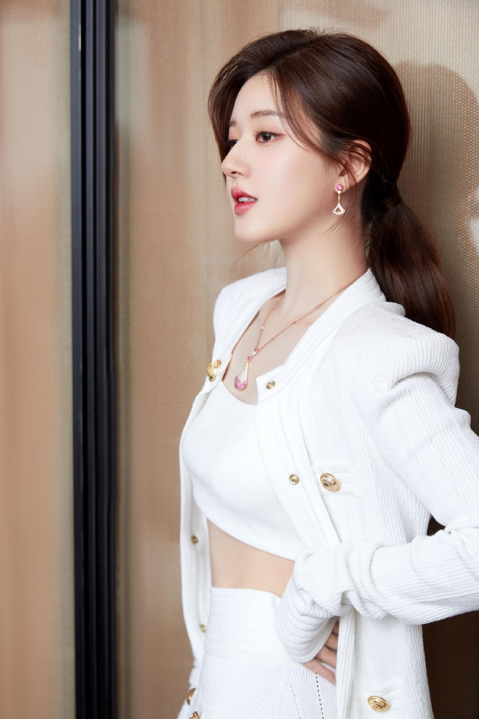 赵露思奶白色针织套装写真 气质迷人