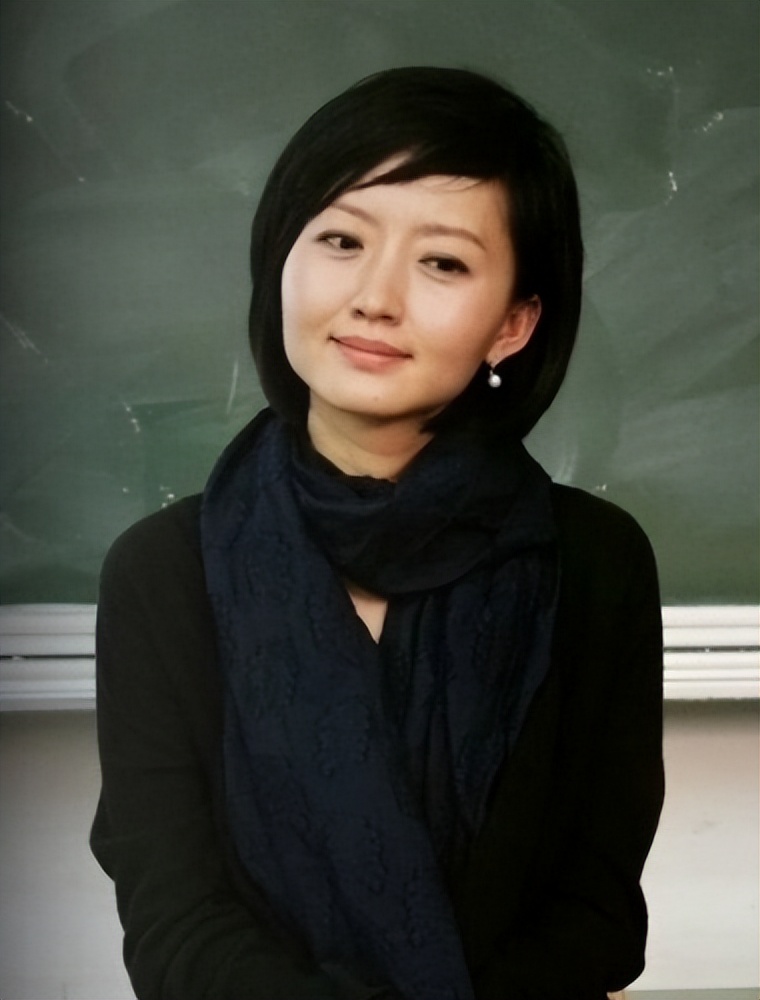 柴静：16岁上大学，23岁进央视，被迫辞职的她做错了什么？