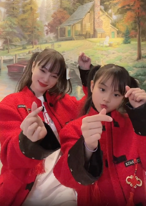 李小璐携女儿助力冬奥会，9岁甜馨手绘冰墩墩雪容融，真心灵手巧