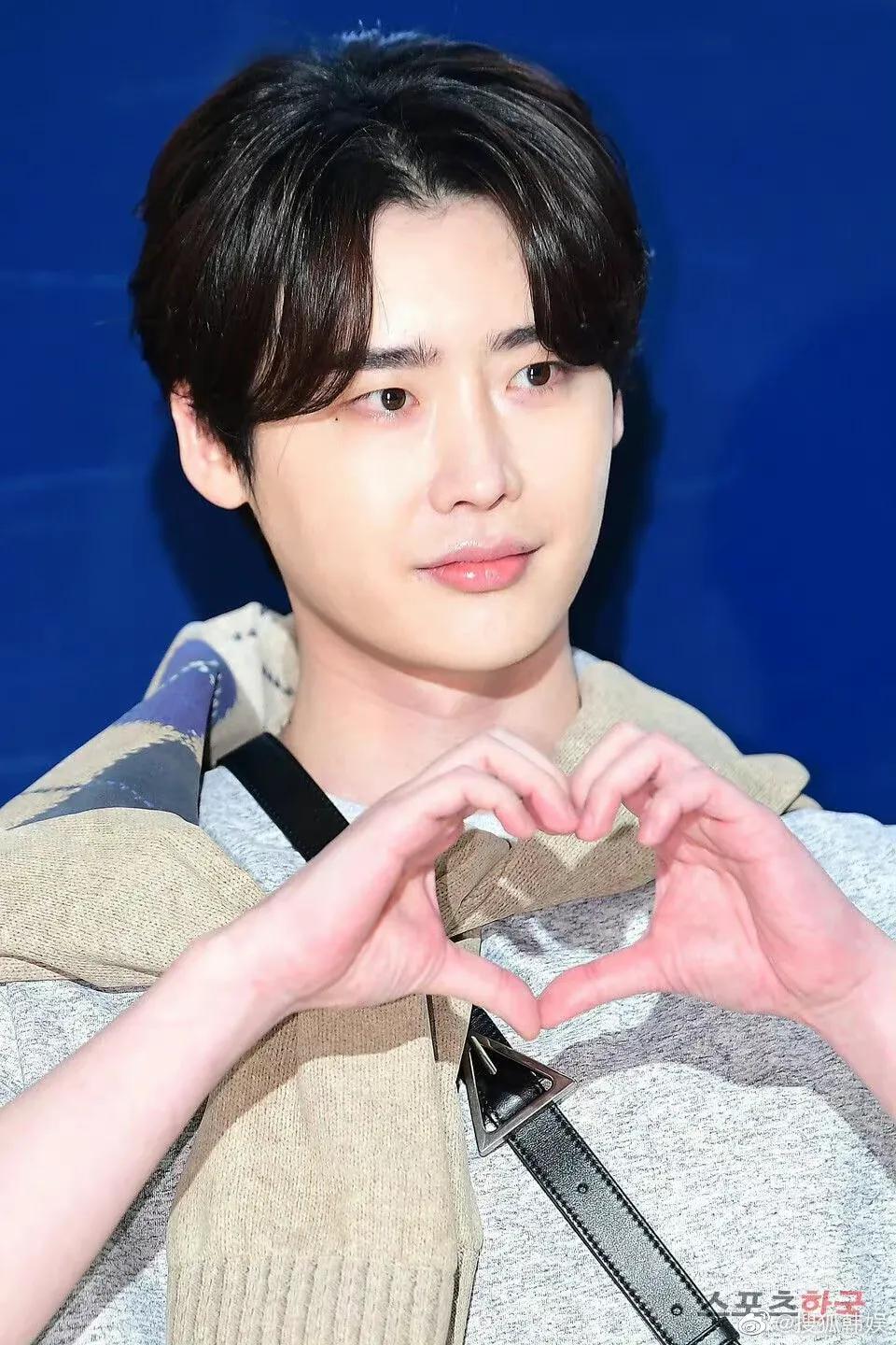 韩国顶流李钟硕"酵母脸"依旧,网友辣评:中年油腻大叔