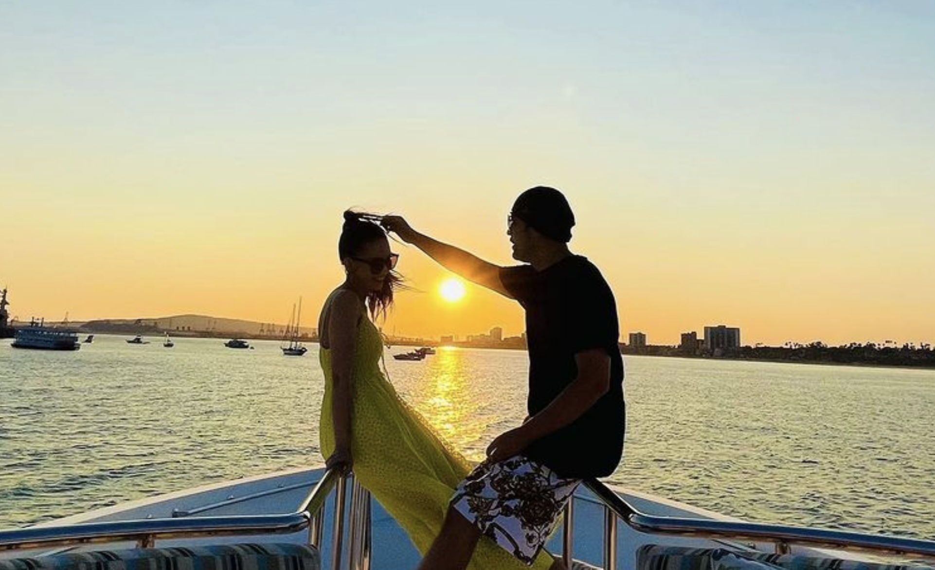 昆凌官宣三胎是女儿，与周杰伦开心戳气球，一双儿女站跟前很乖巧