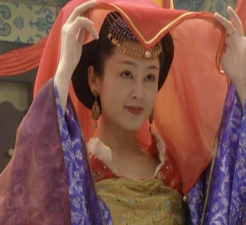 “尖嘴猴腮”别硬演公主，这8位女星告诉你，什么才叫金枝玉叶