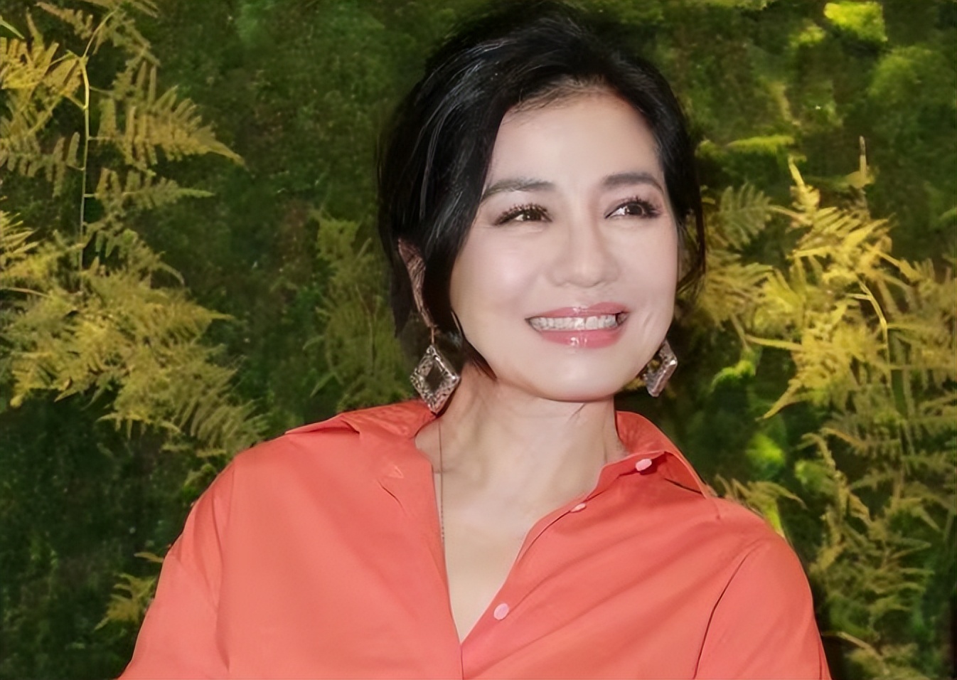 被钟楚红的状态惊艳:衣穿简,发微卷,63岁成同龄女明星最美